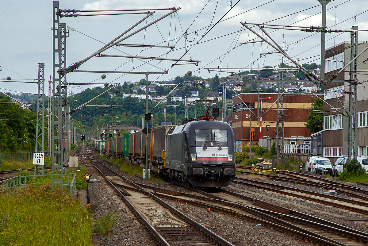 Die MRCE Dispolok ES 64 U2-072 / LZB 182 572-8 (91 80 6182 572-8 D-DISPO) f�hrt am 04.06.2022 mit einem KLV-Zug durch den Hauptbahnhof Siegen in Richtung K�ln. Da die Bahnsteige, wohl bedingt durch das 9-Euro-Ticket, sehr gut gef�llt sind geht es mit viel Signalhorn durch den Bahnhof.

Hinten rechts das Stellwerk Siegen Fahrdienstleiter (Sf).

Die Siemens ES64U2 wurde 2004 von Siemens TS (Transportation Systems) im Werk Linz (A) unter Fabriknummer 21044 gebaut und an die damalige Siemens Dispolok GmbH in M�nchen (heute MRCE Dispolok GmbH) geliefert. Sie hat die Zulassungen (einschl. ETCS) f�r Deutschland, �sterreich und Ungarn.

Technische Daten:
Achsfolge: Bo`Bo`
Spurweite: 1.435 mm
L�nge �ber Puffer: 19.280 mm
Drehzapfenabstand: 9.900 mm
Breite: 3.000 mm
Raddurchmesser (neu): 1.150 mm
Gewicht: 86 t
Spannungssysteme: 15 kV, 16,7 Hz und 25 kV, 50 Hz
Dauerleistung: 6.400 kW
H�chstgeschwindigkeit: 230 km/h
Anfahrzugskraft: 300 kN
Dauerzugskraft: 250 kN (ab 92,2 km/h) 