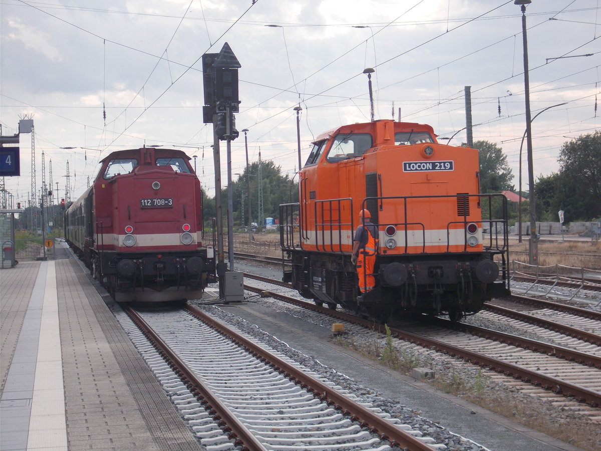 Die MTEG 112 708 und LOCON 219,am 03.August 2017,nebeneinander in Bergen/Rügen.