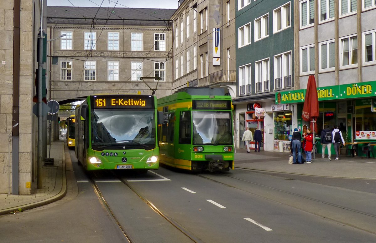 Die Mlheimer Straenbahn steht immer wieder auf der Kippe. Derzeit haben sich die drei verbliebenen Linien aber behaupten knnen und Wagen 208 fhrt friedlich am Bus 1565 vorbei.