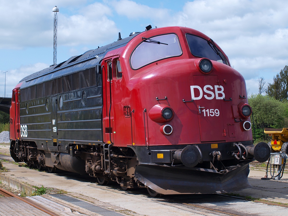 Die MY 1159(Fabriknr.2610,Bj.1965,Motortyp 16.567D1)war bis 2001 die letzte MY die im regulären Einsatz für die DSB unterwegs war. Seitdem ist sie als  Museumstog  Zuglok eingesetzt und wurde 2007 komplett renoviert. Aarhus am 17.05.2010