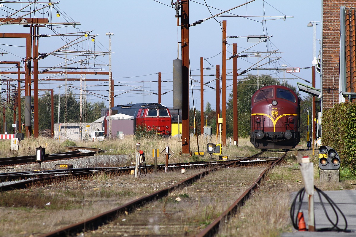 Die MZ 1439 versteckt sich hinter nem Schaltkasten während CFL Cargo MX 1029 gerade betankt wurde. Padborg 03.10.2013