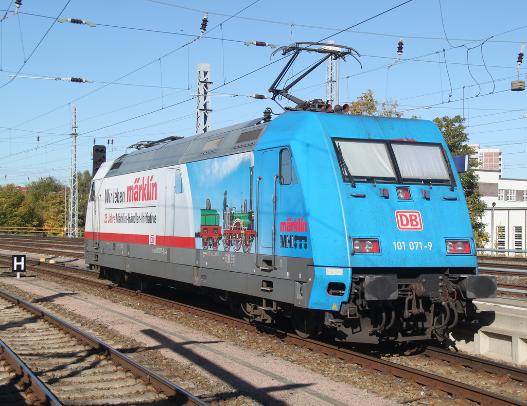 Die neue blau-weie Mrklin-Werbelok 101 071-9 beim Rangieren im Rostocker Hbf.11.10.2015