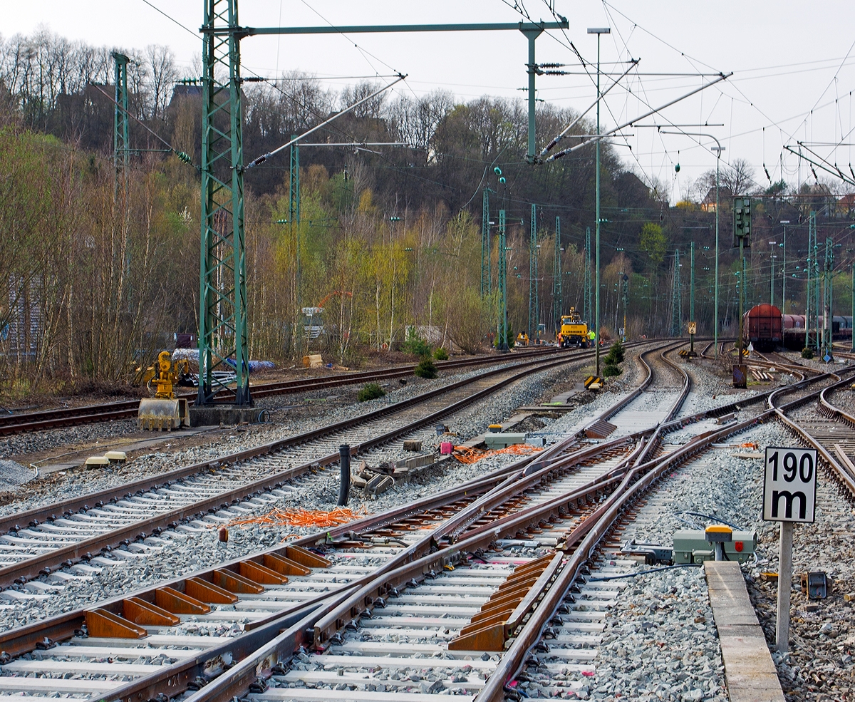 Die neue Doppelkreuzweichen Nr. 82 im Bahnhof Betzdorf/Sieg am 31.03.2014, nun auf Betonschwellen.

Doppelkreuzweichen ist vom Typ DKW 54 - 190 - 1:9 Witec o Ksw und wurde vom DB Werk Oberbaustoffe Witten (Weichenwerk Witten) gefertigt.