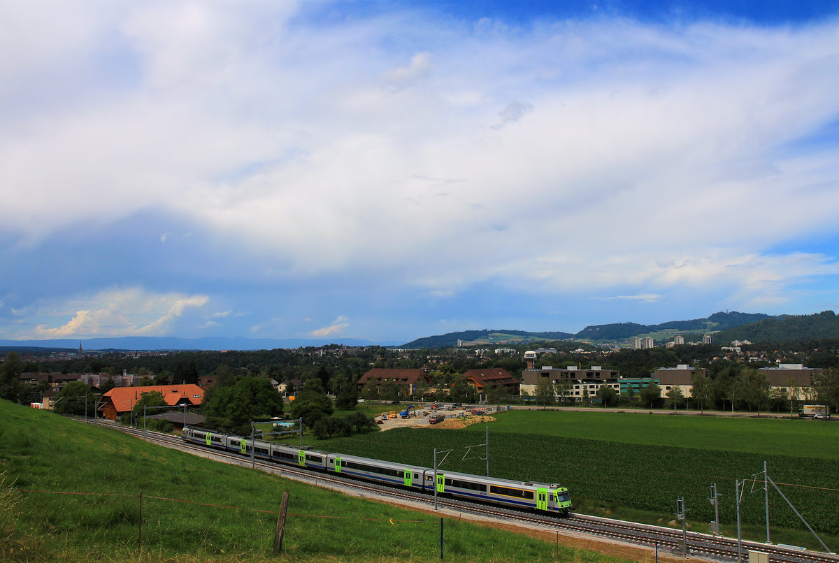 Die neue Doppelspur auf der Gürbetalstrecke zwischen Wabern und Kehrsatz: Durchfahrt eines BLS NPZ-Zugs (mit einem Jumbo-Wagen). Links im Bild das Berner Münster. 1.Juli 2020 