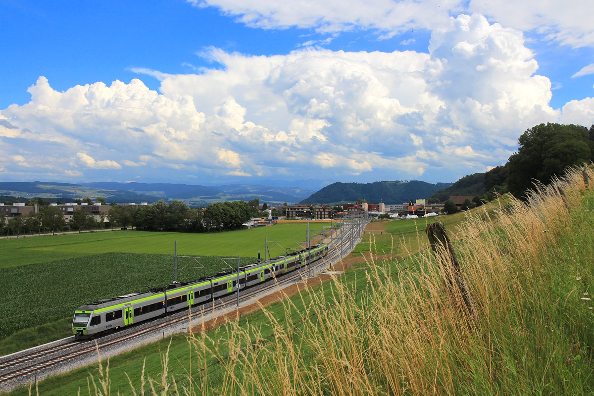 Die neue Doppelspur auf der Gürbetalstrecke zwischen Wabern und Kehrsatz: Zwei vierteilige BLS NINA fahren auf die Station Kehrsatz Nord zu. 1.Juli 2020