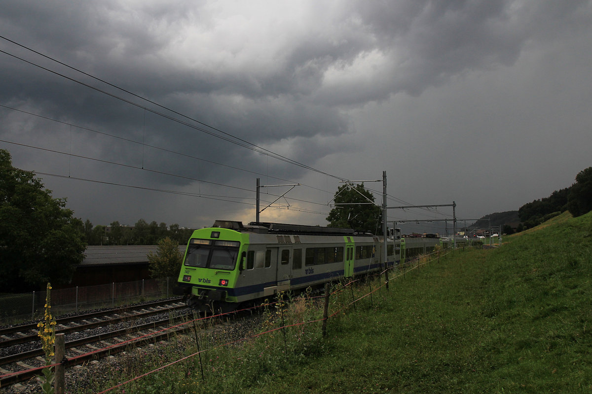 Die neue Doppelspur auf der Gürbetalstrecke zwischen Wabern und Kehrsatz: Ein BLS NPZ, gestossen von Triebwagen 742, fährt auf dem  falschen  (d.h. rechten) Gleis Richtung Kehrsatz Nord. 24.Juli 2020 