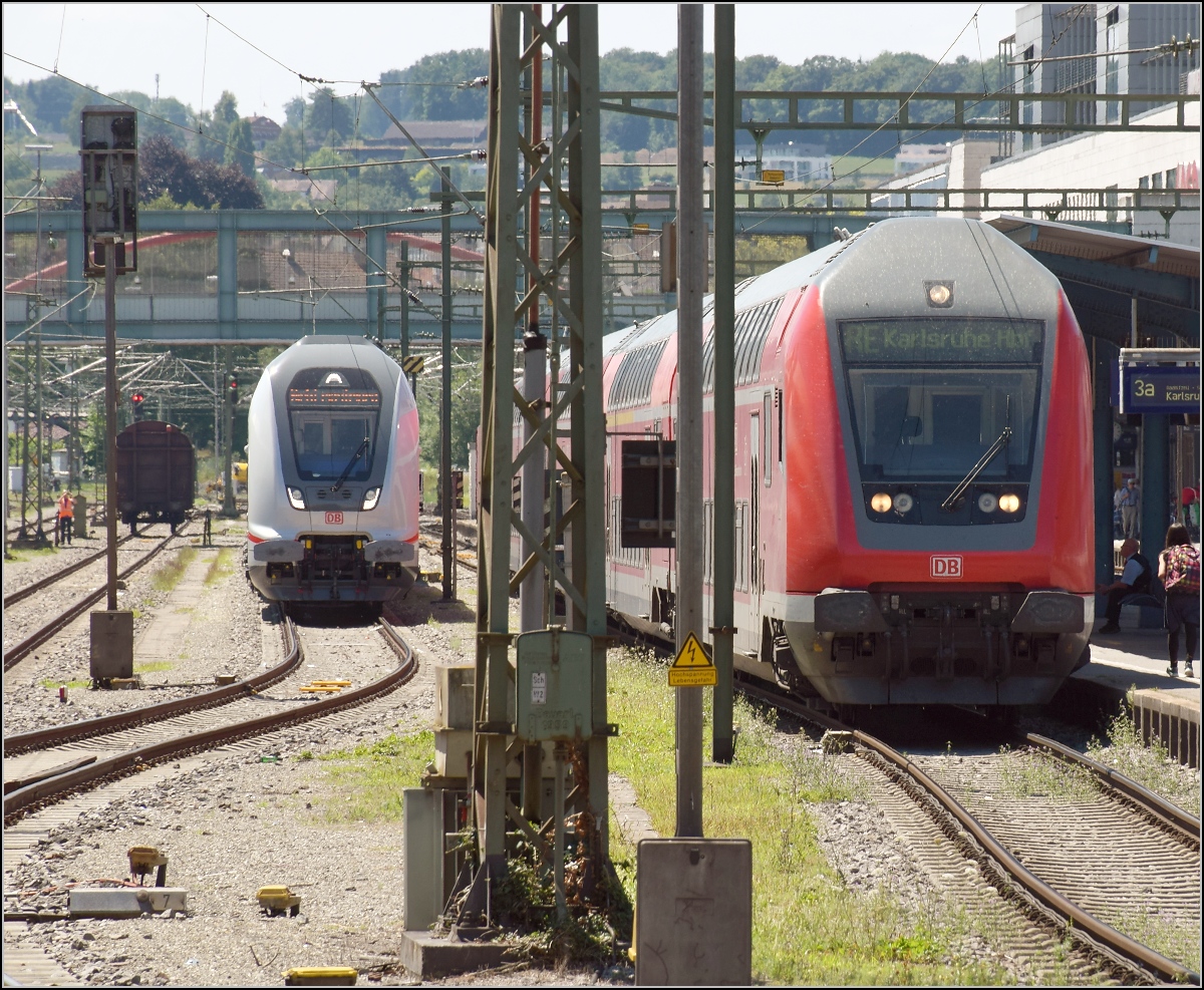 Die neue, leider neigetechniklose Gäubahn wagt sich erstmals auf die Strecke. Hier ein Dosto-Vergleich mit der Schwarzwaldbahn. Ziel war das geänderte Profil des Wagenkasten zu zeigen. Offensichtlich ist das aber schwer zu erkennen. Juli 2018.