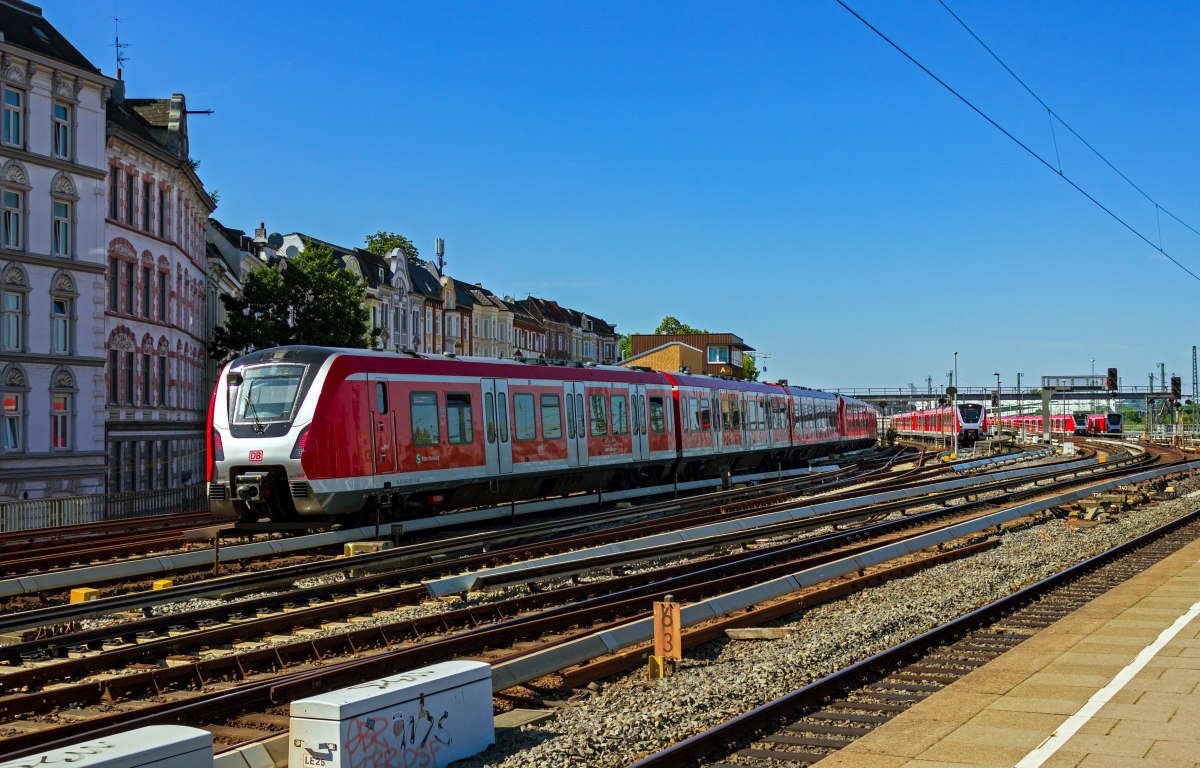 Die neuen Hamburger S-Bahn-Triebwagen der Baureihe 490 haben ein recht eigenwilliges Design, das an der Front von einem silbernen  H  dominiert wird. Mit 490 031 und 490 107 sind hier zwei dieser Zge im Bahnhofsbereich von Hamburg-Altona unterwegs.