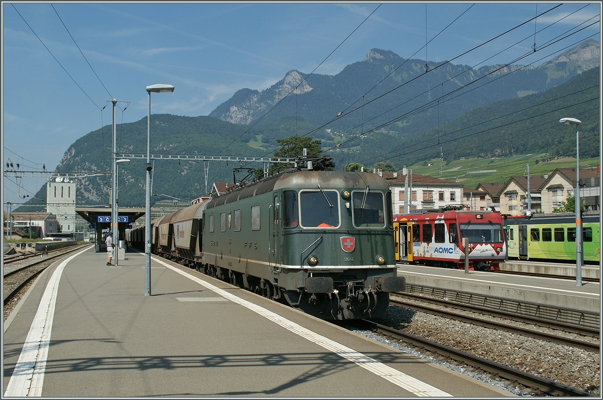 Die nicht nur grüne, sondern auch noch mit runden Spitzenlichtern ausgestattete Re 6/6 11646 mit einem Getreidegüterzug von Frankreich nach Italien bei einem Baustellenbedingen Halt in Aigle.
22. Aug. 2013