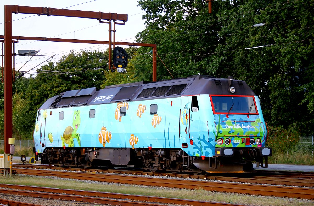 Die NORDIC RE-Finanz ME 1533 auf Rangierfahrt zu der defekten D(S)B EG 3108, um sie Richtung Norden zu schleppen, Pattburg/Padborg 22.09.2022. Wenig später fuhr der Lokzug ab