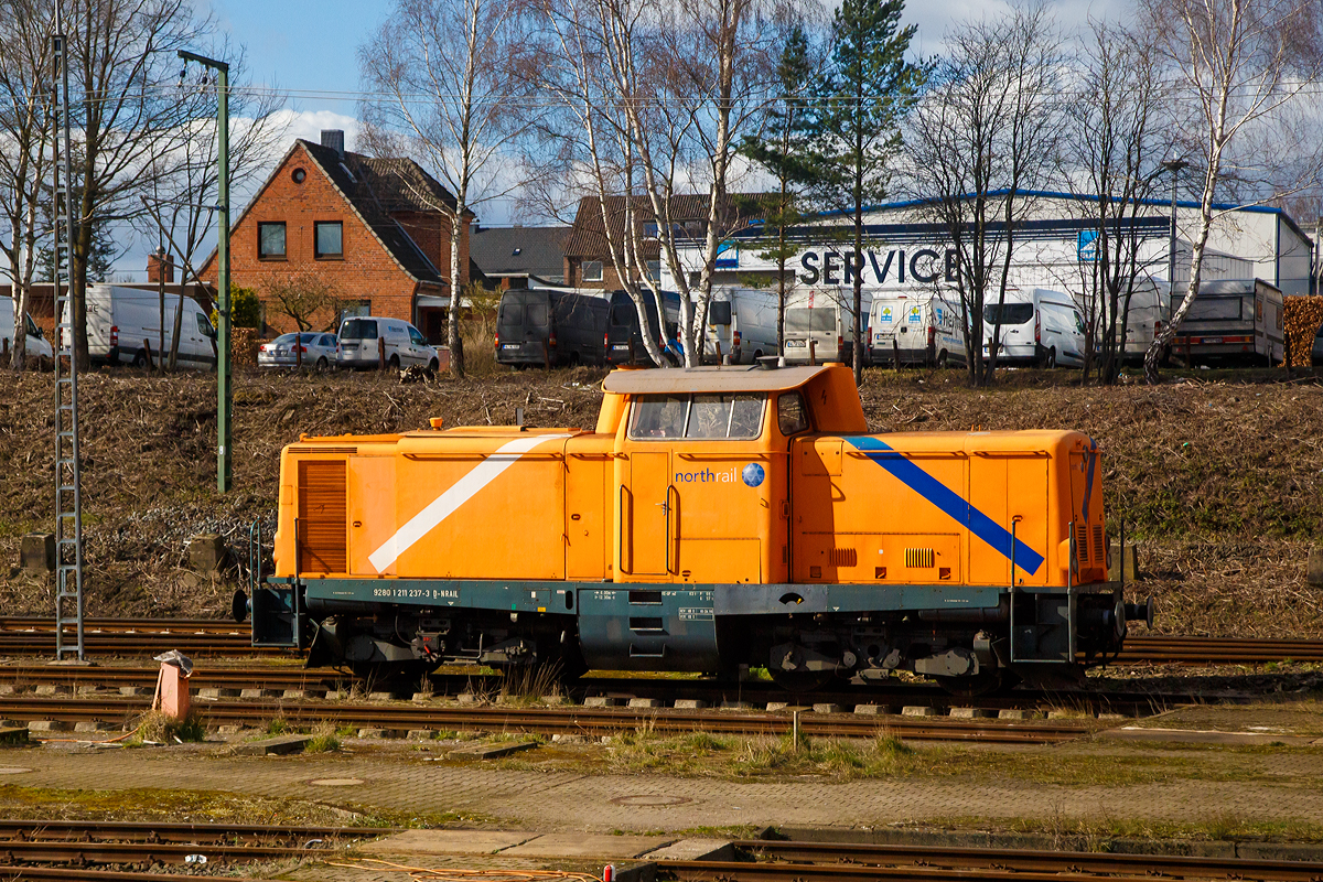 
Die northrail 211 237-3 (92 80 1211 237-3 D-NRAIL), ex DB 211 237-3, ex DB V 100 1237, steht am 19.03.2019 in Hamburg. 
Aufnahme aus dem Zug heraus.
