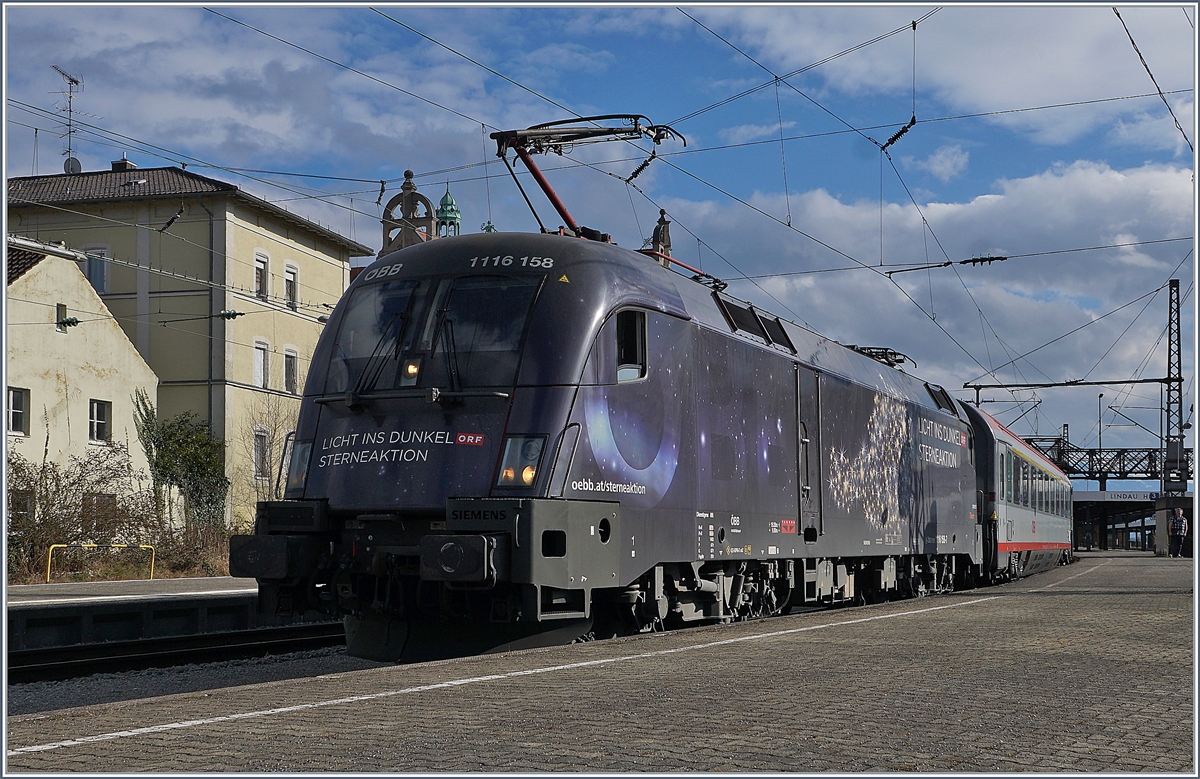 Die ÖBB 1116 158  Licht ins Dunkel - Sternenaktion  wartet mir ihrem IC Bodensee in Lindau auf die Abfahrt nach Innsbruck.

16. März 2018
 