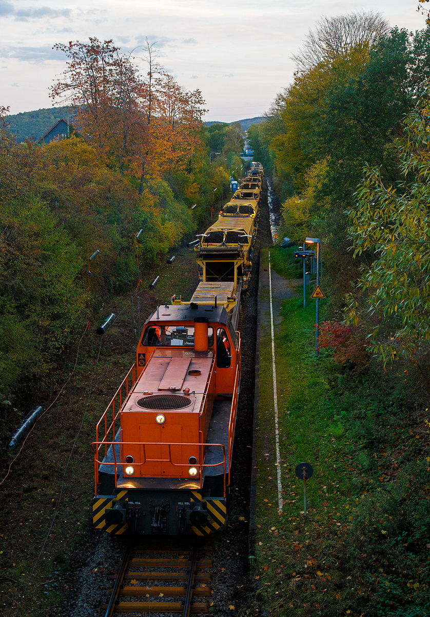 
Die Plasser & Theurer Gleisschotter-Bettungsreinigungsmaschine RM 95-800 W der MGW Gleis- und Weichenbau-Gesellschaft mbH & Co. KG (Berlin), ist auf der Hellertalbahn (KBS 462) im Einsatz, hier am 21.10.2020 in Neunkirchen- Struthütten. Davor sind einigen Materialförder- und Siloeinheiten MFS 100, sowie ganz vorne die KSW 45 (98 80 0276 016-9 D-KSW) eine MaK G 1204 BB der Kreisbahn Siegen-Wittgenstein. 

Der eigentliche Aushub findet 400 m weiter hinten statt, die Lok muss die Maschine nicht ziehen, sie befindet sich im Leerlauf und wird von der Maschine mit geschoben. Sie wird benötigt um die zwei vordersten Materialförder- und Siloeinheiten MFS 100, wenn diese mit Altschotter gefüllt sind, zur Entleerung ab zu fahren. 

Nun ist auch für heute Feierabend, zwei vordersten MFS 100 werden vom Zug abgehangen und abgefahren.
