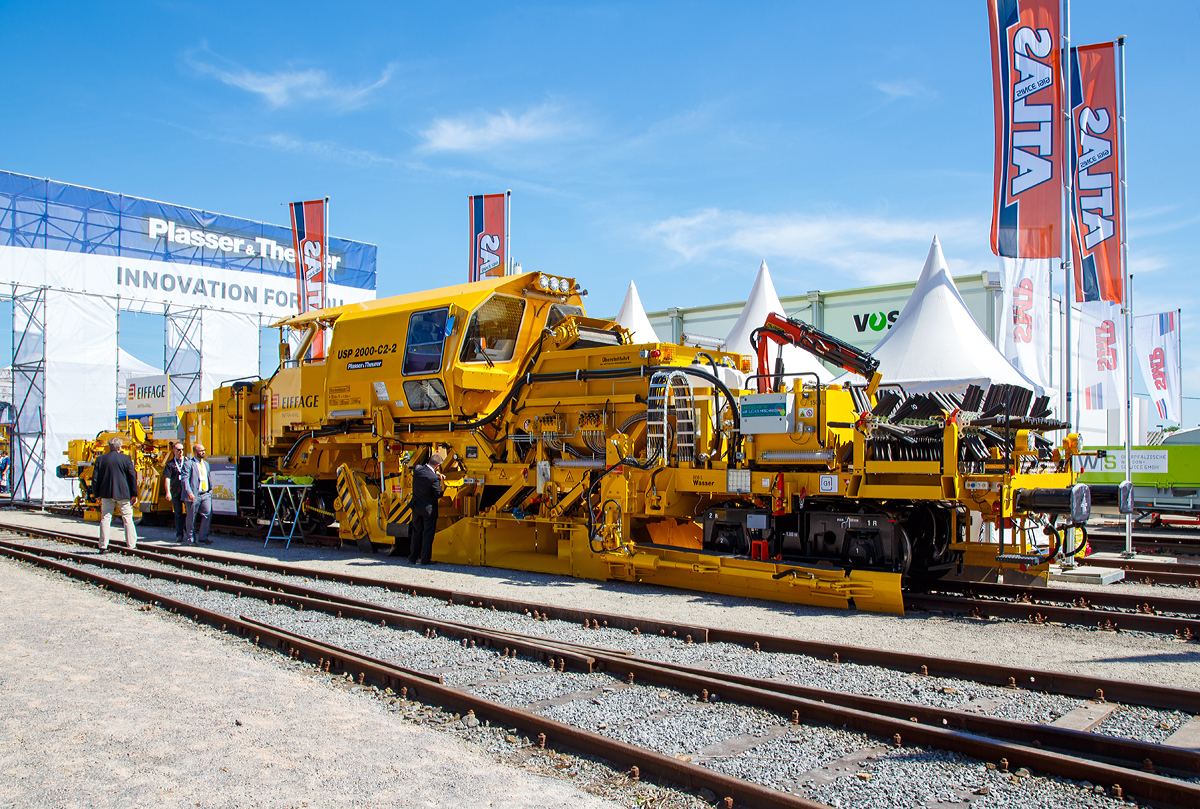 
Die Plasser & Theurer Schotterverteil- und Planiermaschine USP 2000-C2-2 der Eiffage Rail (NL der Eiffage Infra-Bau GmbH, Herne), Schweres Nebenfahrzeug Nr. D-ERD 99 80 9125 010-5, präsentiert auf der iaf in Münster (am 01.06.2017).

Die Maschine wurde 2017 von Plasser & Theurer in Deutschland unter der Fabriknummer 6503 gebaut.

Die Anforderungen an moderne Infrastruktur wachsen stetig. Laut Deutsche Bahn sollen bis 2019 in Deutschland 17.000 Kilometer Schiene und 8.700 Kilometer Weichen erneuert werden. Bereits Ende 2014 prognostizierte die DB AG ihre Investitionen auf 28 Milliarden Euro für die kommenden fünf Jahre. Um künftige Projekte noch besser erfüllen zu können, investiert Eiffage Rail in einen neuen Stopfkomplex vom Typ Plasser&Theurer Unimat 09-4x4/4S sowie in die hier gezeigte USP 2000 C2-2.

Beide Maschinen erfüllen bereits heute die Auflagen zu den Emissionswerten COM III-B / EPA Tier 4 Interim durch „Clean Emission Module“. Eine integrierte Staubniederbenebelungsanlage reduziert die Staubbelastungen für die Umwelt und die Bediener. Ebenso werden hohe Standards im Bereich des Lärmschutzes durch Schallisolierung im Silo und Besenkasten erzielt.


TECHNISCHE DATEN der USP 2000-C2-2:
Spurweite: 1.435 mm
Achsformel: Bo´Bo´1´
Länge über Puffer: 25.600 mm
Achsabstand: 11.500 mm
Achsabstand in den Drehgestellen: 1.800 mm
Treibraddurchmesser: 850 mm
Eigengewicht: 72 t
Max. Achslast: 20 t
Anhängelast: - t
Leistung: 448 kW
Höchstgeschwindigkeit: 100 km/h
Zugelassen zur Mitfahrt:  3 Personen
Kleinster befahrbarer Kurvenradius:  R 150 m      
Zugelassen für Streckenklasse: C2 oder  höher

