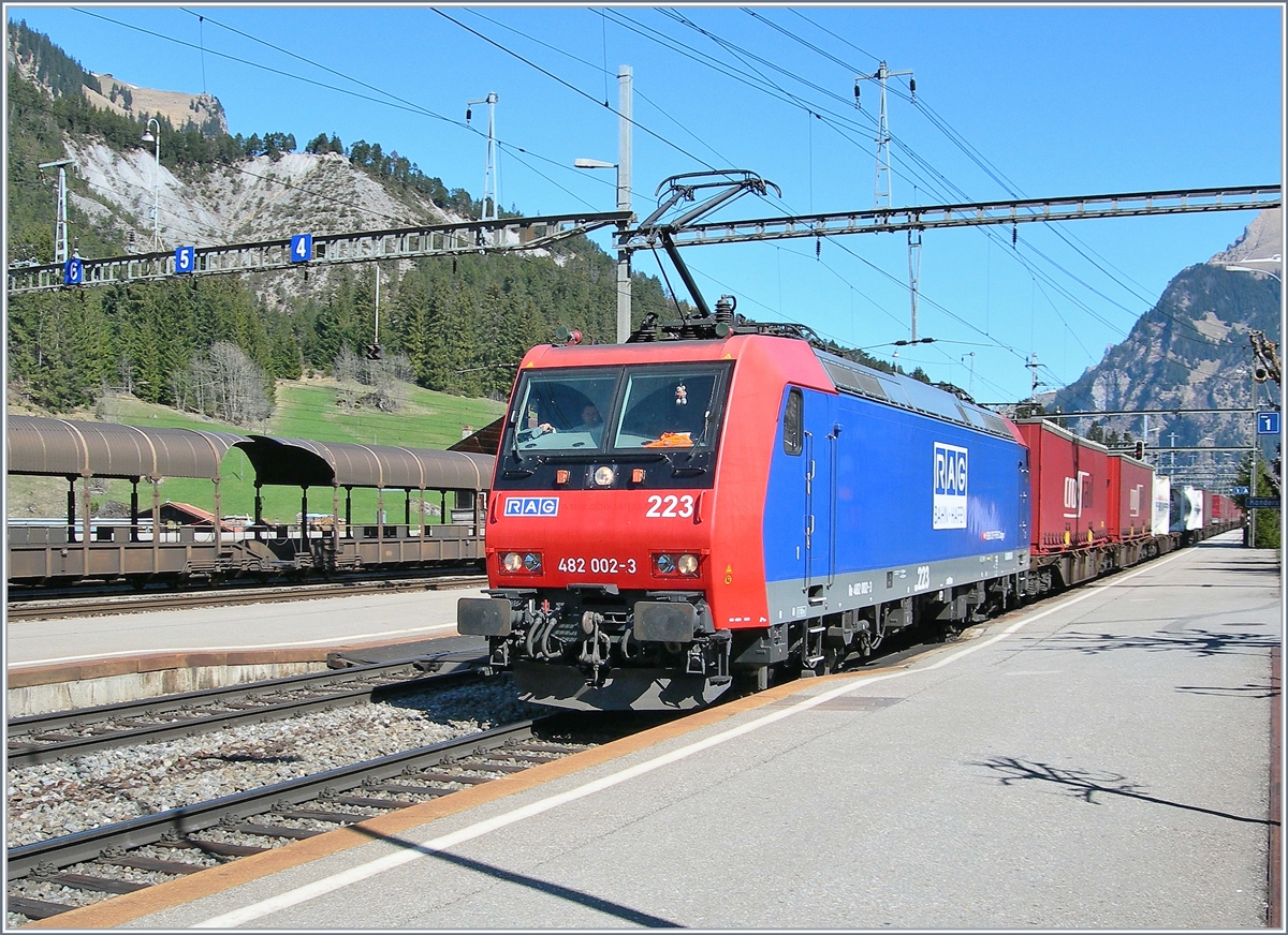 Die RAG Re 482 002-3 erreicht mit einem Güterzug Kandersteg.
11. April 2007