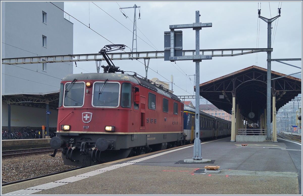 Die Re 4/4 II 11197 wartet in Vevey mit ihrem Dispozug (und der Re 4/4 II 11194 am Zugschluss) als IR90 1725 auf die Ausfahrt.

30. Januar 2020