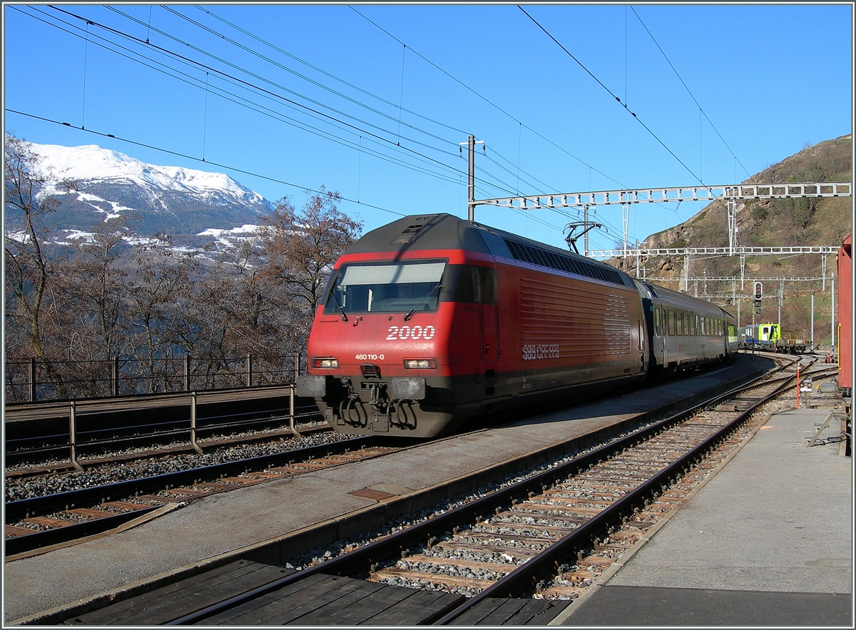 Die Re 460 110-0 mit einem IC Richtung Brig bei der Durchfahrt in Ausserberg. 
Das Bild entstand vor der Eröffnung des Lötschbergbasistunnels am 16. März 2007   