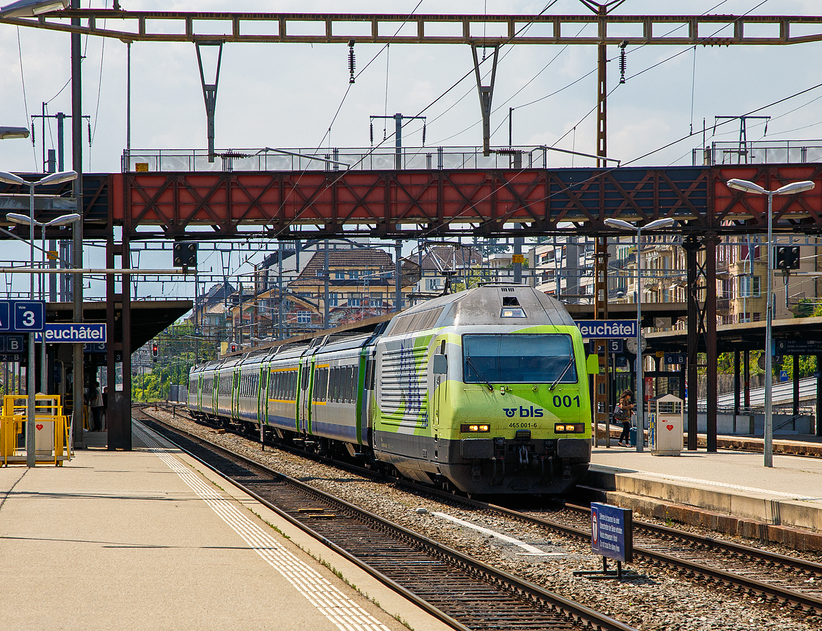 Die Re 465 001-6  Simplon/Sempione  (91 85 4465 001-6 CH-BLS) mit Werbung  Mehr durch Zug - 10 Jahre Lötschberg-Basistunnel  der BLS wird am 18.05.2018 mit einem EW III-Pendelzug (RegioExpress Neuchâtel – Bern) im Bahnhof Neuchâtel bereitgestellt.

Die Lok wurde 1994 von der SLM Winterthur unter der Fabriknummer 5638 gebaut, der elektrische Teil ist von ABB. Sie war die erste Re 465.

Die BLS Re 465 ist eine von der BLS Lötschbergbahn beschaffte elektrische, vierachsige Universallokomotive mit Umrichtertechnik. Sie ist eine Variante der Re 460 der SBB und gehört zur Lok-2000-Familie. Der Unterschied zur SBB Re 460 ist die Umrichteranlage. Im Gegensatz zur Re 460, die mit einem Umrichter pro Drehgestell ausgerüstet ist, verfügt die BLS Re 465 über einen Umrichter pro Radsatz. Somit lässt sich eine schleudernde Achse schneller und effektiver wieder in normalen Lauf bringen. Zudem besitzt die Re 465 sechspolige Asynchron-Fahrmotoren (Re 460: vierpolige Asynchronmotoren). Dadurch hat die Re 465 eine um 300 kW höhere Dauerleistung von insgesamt 6.270 kW (Stundenleistung von 7.000 kW) gegenüber der Re 460. Zudem ist die Re 465 mit der Vielfachsteuerung des Systems IIId und mit Übergangskabel BLS/BBC ausgerüstet.  Dies erlaubt die Vielfachsteuerung zum Beispiel mit Re 4/4II, Re 4/4III, Re 6/6, Re 425 oder Ae 415. Die Radsätze im Drehgestell stellen sich radial zum Gleisbogen ein.

Die Re 460 und die Re 465 sind erfolgreiche Konstruktionen. Dank ihnen gewann das schweizerische Konsortium SLM/ABB Ausschreibungen von Hochleistungslokomotiven in Norwegen (NSB El 18), Finnland (VR Baureihe Sr2) und Hongkong (KCRC TLN/TLS).

TECHNISCHE DATEN:
Spurweite:  1.435 mm (Normalspur)
Achsformel:  Bo’Bo’
Länge über Puffer:  18.500 mm
Höhe:  4.540 mm
Breite:  3.000 mm
Dienstmasse:  84 t
Zugelassene Höchstgeschwindigkeit:  160 km/h
Stundenleistung:  7.000 kW
Dauerleistung:  6.400 kW
Anfahrzugkraft:  300 kN
Treibraddurchmesser:  1.100 mm
Stromsystem:  Wechselstrom 15 kV 16,7 Hz
