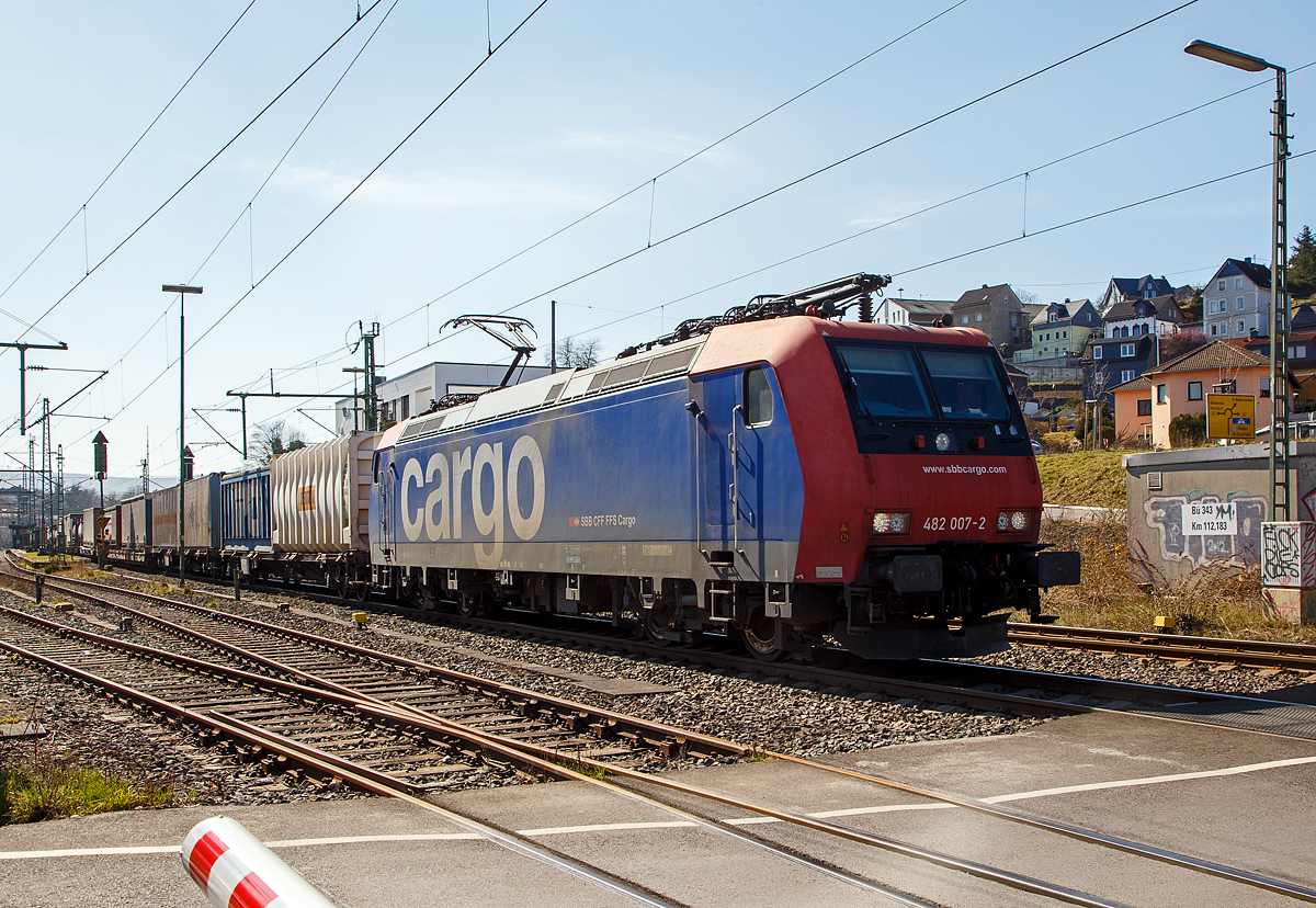 Die Re 482 007-2 (91 85 4482 007-2 CH-SBBC) der SBB Cargo AG zieht am 24.03.2021 einem HUPAC-KLV/Container-Zug durch Niederschelden in Richtung Siegen, hier hat sie gerade den Bü 343 (Km 112,183 der Siegstrecke KBS 460) passiert. 

Die TRAXX F140 AC1 wurde 2002 von Bombardier in Kassel unter der Fabriknummer 33474 gebaut und an die SBB Cargo AG geliefert. Sie hat die Zulassungen und Zugbeeinflussungssysteme für die Schweiz und Deutschland. Zurzeit ist sie an die SBB Cargo International AG vermietet.