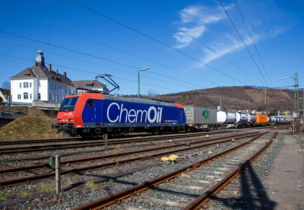 Die Re 482 015-5 „ChemOil“ (91 85 4482 015-5 CH-SBBC) der SBB Cargo AG fhrt am 29.03.2021, mit einem HUPAC-KLV/Container-Zug durch Niederschelden in Richtung Kln.

Die TRAXX F140 AC1 wurde 2003 von Bombardier in Kassel unter der Fabriknummer  33563 gebaut und an die SBB Cargo AG geliefert. Sie hat die Zulassungen und Zugbeeinflussungssysteme fr die Schweiz und Deutschland. Zurzeit ist sie an die SBB Cargo International AG vermietet.
