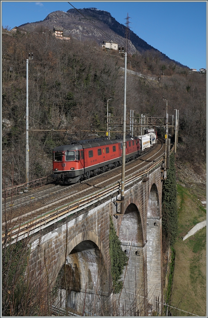 Die Re 6/6 11682 und eine Re 4/4 II erreichen von Norden kommen Preglia. 19. Feb. 2016