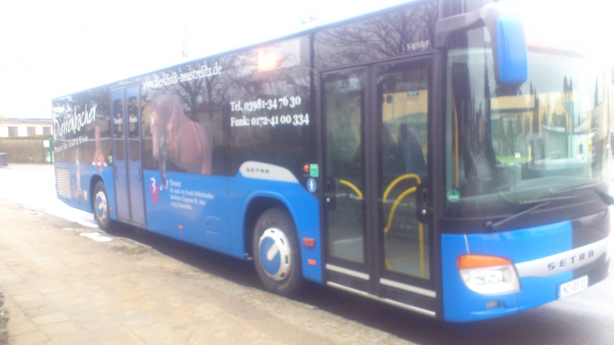 ...die rechte Fahrzeug Seite mit seiner Werbung f�r eine Tierklinik auf dem Setra