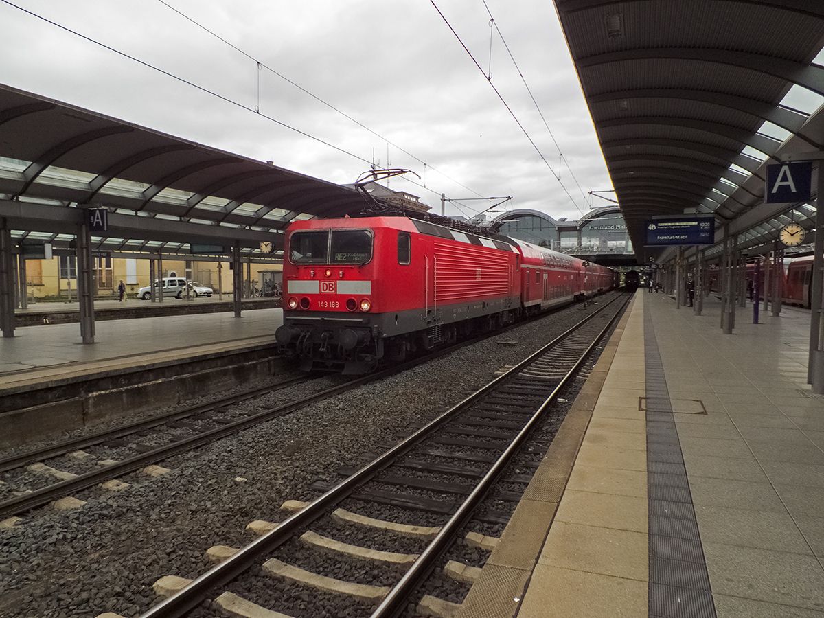 Die RegionalExpress-Züge der Linie RE2 (Frankfurt - Koblenz) werden derzeit noch mit zwei 143ern und vier Doppelstockwagen erbracht. Zum Fahrplanwechsel wird hier die DB neue FLIRT-Triebwagen einsetzen. Am 26.08.14 waren auf einem Umlauf 143 168 und 263 (hinten) mit der Traktion der Züge betraut.