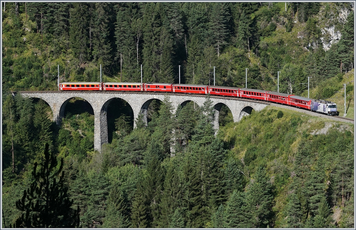 Die RhB Ge 4/4 III 649  20 minuten  mit ihrem RE 1125 auf dem Schmittentobel-Viadukt kurz vor Filisur.
12. Sept. 2016