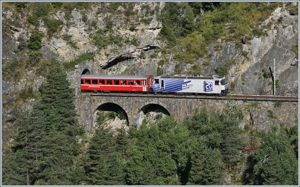 Die RhB Ge 4/4 III  20 Minuten  mit einem Schnellzug von Chur nach St.Moritz kurz vor Filisur zwischen dem Schmittertobel- und dem Landwasserviadukt.
12. Sept. 2016