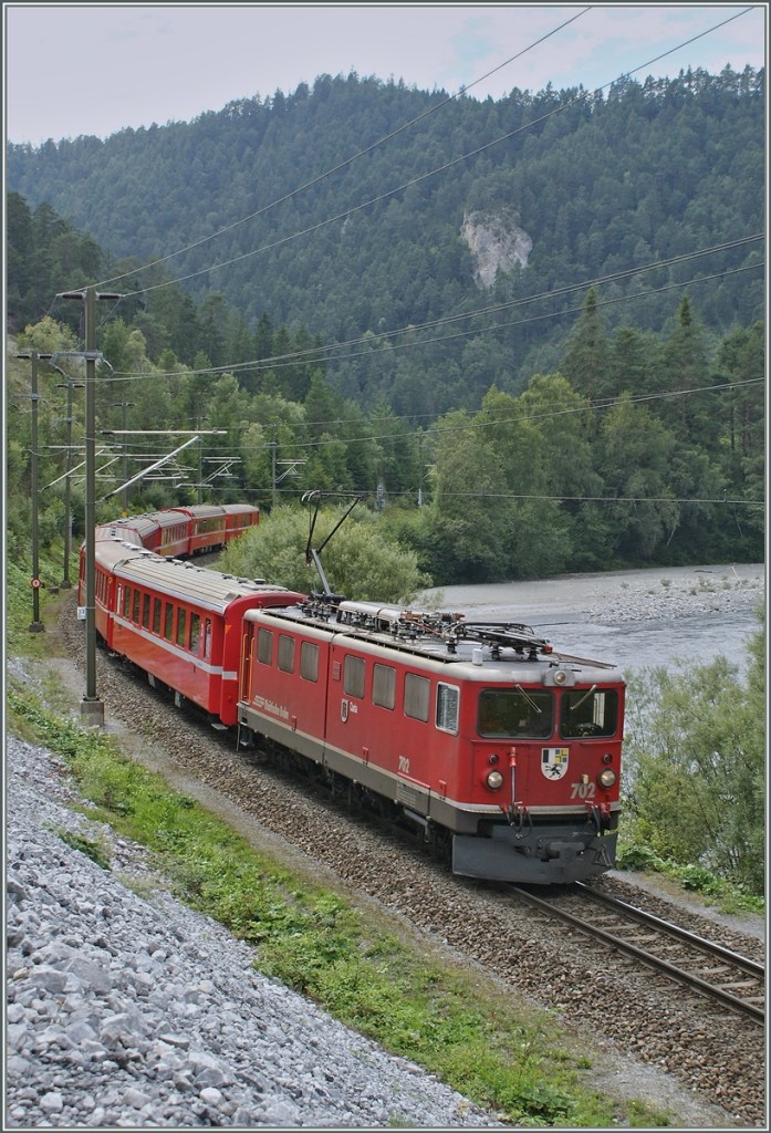 Die Rhb Ge 6/6 II 702 mit einem RE von Disentis nach Scuol in der Rheinschlucht bei Versam-Safien.
13. Aug. 2010 