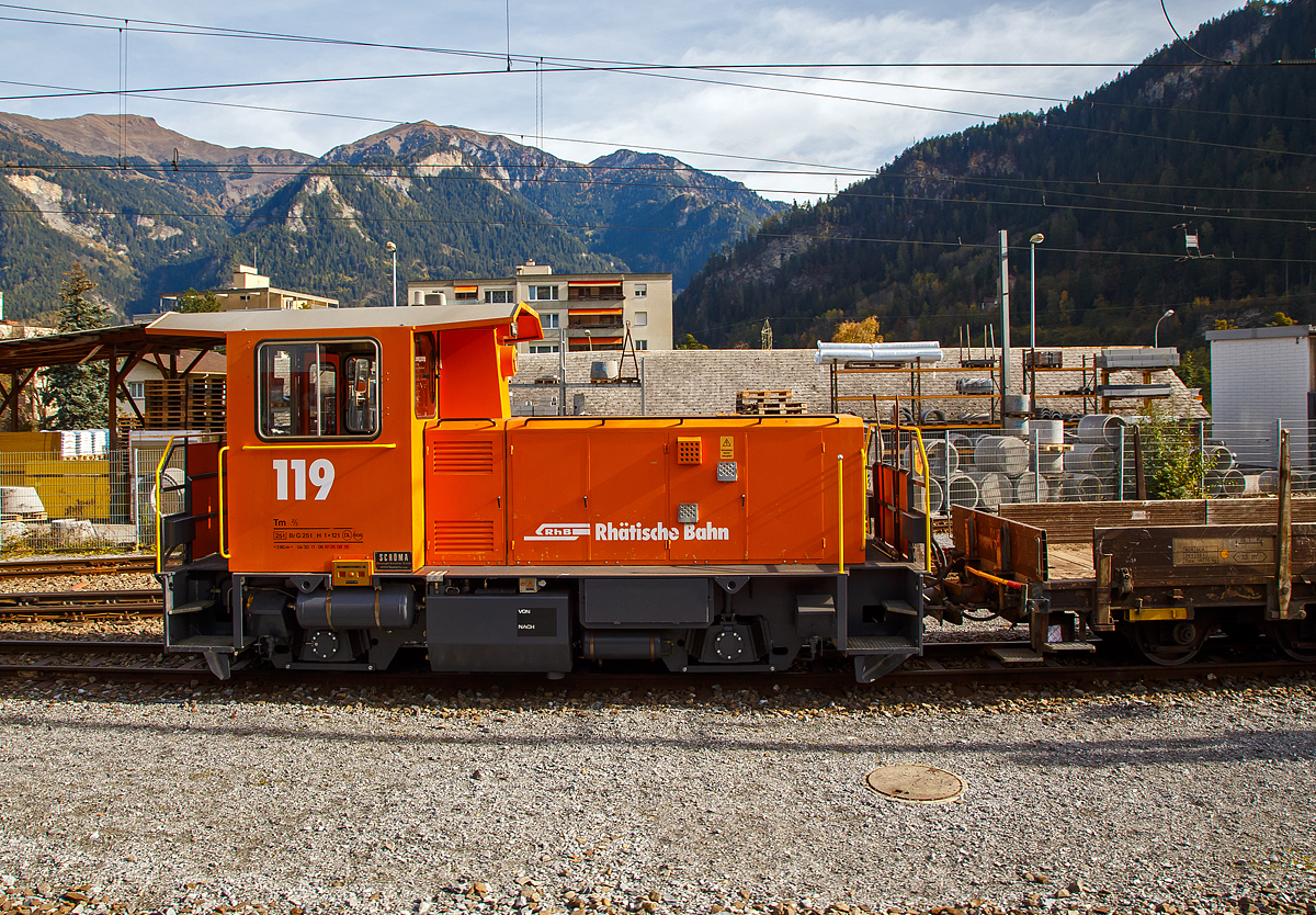 Die RhB Tm 2/2 119 (eine Schöma CFL 250 DA) steht am 01.11.2019 im Bahnhof Thusis (aufgenommen aus einem Zug heraus).

Die Lok wurde 2004 von Schöma (Christoph Schöttler Maschinenfabrik GmbH) in Diepholz unter der Fabriknummer 5997 gebaut und an die RhB geliefert.

Als Tm 2/2 werden Verbrennungsmotor betriebene Traktoren (Kleinlokomotiven) bezeichnet, die Achsverhältnis 2/2 haben. Im Jahr 2001 /2002 beschaffte die RhB bei Schöma die Traktoren (Dieselloks) Tm 2/2 111 bis 114. Hierbei handelt es sich um einen Nachbau der Serie Tmf 2/2 85-90, wobei man allerdings auf die (nur selten verwendete) Funkfernsteuerung verzichtete. Diese Traktoren besorgen den Rangierdienst auf größeren Stationen. In den Jahren 2004 bis 2006 kamen weitere sechs Traktoren Tm 2/2 115–120 dazu.

TECHNISCHE DATEN (2. Serie):
Hersteller: Schöma (Christoph Schöttler Maschinenfabrik GmbH)
Baujahre: 2006 (2. Serie)
Gebaute Stückzahl: 6
Spurweite: 1.000 mm
Achsfolge: B
Länge über Puffer: 7.800 mm 
Breite: 2.700 mm
Treibraddurchmesser: 750 mm
Leergewicht: 25 t
Höchstgeschwindigkeit: 60 km/h (60 km/h Schleppfahrt)
Motorbauart: 6-Zylinder-Dieselmotor, Typ Cummins KT-1150-L
Motorleistung:  336 kW 
Anfahrzugkraft: 78 kN 
Stundenzugkraft: 30 kN bei 25 km/h
Leistungsübertragung: hydraulisch
