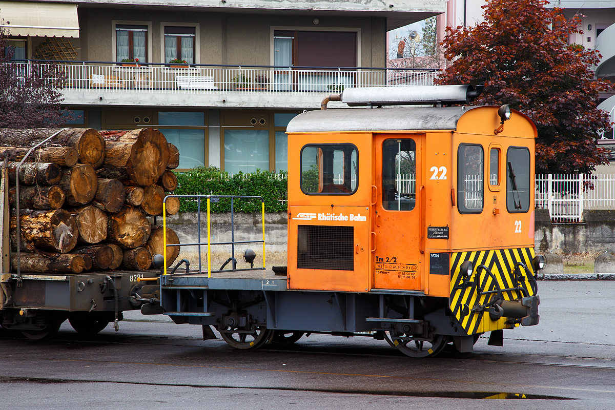 Die RhB Tm 2/2 22, ex RhB Tm 2/2 58, steht am 02.11.2019 mit drei angehangenen und mit Rundholz beladenen Flachwagen vom Typ “Sp-w“ der Serie 8271 – 8300 beim Bahnhof Tirano. 

Der Traktor vom Typ RACO 55 LA 4 wurde 1965 von RACO (Robert Aebi AG) unter der Fabriknummer 1717 gebaut. Im Jahr 1989 erfolgte die Remotorisierung mit einem Cummins Motor vom Typ 4BT 3.9 und die Umzeichnung in Tm 2/2 22.

Als Tm 2/2 werden diesel- oder benzinbetriebene Traktoren (Kleinlokomotiven) bezeichnet.
Die RhB besa im Laufe der Jahre insgesamt 42 zweiachsige Traktoren mit Verbrennungsmotoren. Davon haben sechs eine Funkfernsteuerung und tragen deshalb die Bezeichnung Tmf 2/2. Die verbleibenden 36 Fahrzeuge teilen sich auf in 26 heute orange Rangierfahrzeuge und 10 heute gelbe Baudiensttraktoren. Insgesamt hatte die RhB 12 dieser baugleichen RACO 55 LA 4.

Zwischen 1957 und 1969 lieferte die Firma Robert Aebi (Raco) die dieselmechanischen Traktoren Tm 2/2 64–67, 62–63, 57–61 und schlielich noch Nummer 56. Die Nummerierung erfolgte vor den schon vorhandenen Tm 68 und 69. Basis fr diese Fahrzeuge waren die Tm II der SBB. Der mechanische Aufbau wurde von RACO entwickelt und gebaut, der Dieselmotor war von Saurer-SLM. Die Kraftbertragung vom Motor auf die Achsen erfolgte mittels Kettenantrieb, dadurch sind diese Traktoren nur fr den leichten Verschubdienst an Bahnhfen geeignet. Bei einem Umbau in den Jahren 1989-90 wurden die Motoren von SLM durch solche von Cummins ausgetauscht, dabei wurden die Nummern auf 15 bis 26 gendert und die Traktoren dabei in die Ablieferungsreihenfolge gebracht. Die ursprnglich rotbraun, heute orange lackierten Fahrzeuge sind 5,06 m lang und 9 t schwer. Sie bestreiten den Rangierdienst auf Stationen mit kleinem bis mittlerem Gteraufkommen, wobei die meisten der 12 Traktoren ihrer jeweiligen Heimatstation fest zugeteilt sind.

TECHNISCHE DATEN:
Spurweite: 1.000 mm
Achsfolge: B
Lnge ber Puffer: 5.060 mm
Breite: 2.640 mm
Leergewicht: 9 t
Ladegewicht: 2 t
Hchstgeschwindigkeit: 30 km/h (55 km/h Schleppfahrt)
Motorbauart: 4-Zylinder-Dieselmotor
Motortyp: ab 1989/90 Cummins 4BT 3.9 (ursprnglich Saurer-SLM 4 VD 11)
Motorleistung: 62 kW (ursprnglich 44 kW)
Anfahrzugkraft: 30 kN (ursprnglich 25 kN)
Stundenzugkraft: 15 kN bei 10 km/h
Leistungsbertragung: Rollenkette

Leider auch schon historisch: Dieser Rangiertraktor wurde im Februar 2021 abgebrochen. Alle RACO (55 LA 4) Rangiertraktor Tm 2/2 15 bis 26 wurden von der RhB ausrangiert und verkauft bzw. abgebrochen.