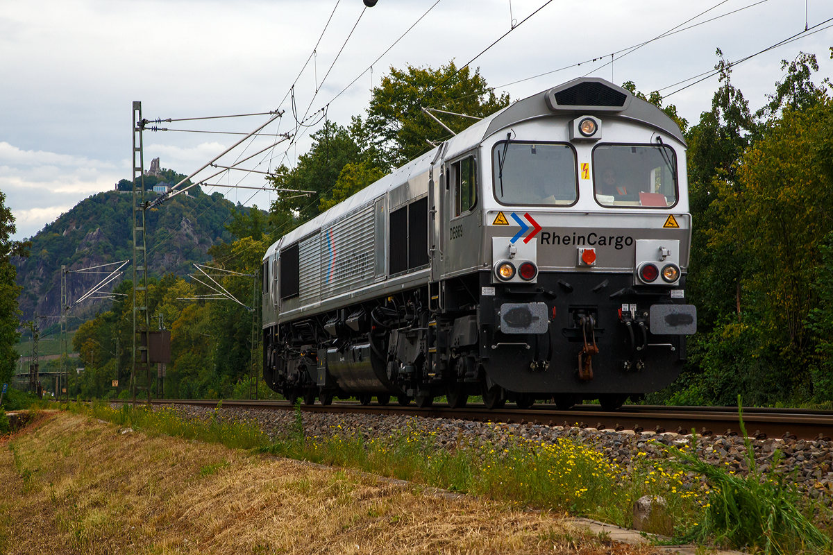 Die RheinCargo DE 669 (92 80 1266 069-4 D-RHC), ex HGK DE 669, ex HGK DE 169, fährt am 03.08.2020 als Lz durch Bad Honnef in Richtung Süden. 
Die RheinCargo GmbH & Co. KG (RheinCargo) ist ein Gemeinschaftsunternehmen der Häfen und Güterverkehr Köln AG (HGK) und der Neuss-Düsseldorfer Häfen GmbH & Co. KG (NDH), die zu jeweils 50 % Eigentümer sind.

Die Lok wurde 2003 von EMD (Electro-Motive Division eine Tochter von General Motors) unter der Fabriknummer  20028453-2 gebaut, Eigentümer und Vermieter ist die Beacon Rail Leasing Ltd in London.

Die Lok ist eine EMD JT42CWR (auch bekannt als Class 66). Diese sind diesel-elektrische 6-achsige Schwerlastlokomotive. Sie besitzt einen 12 Zylinder 2-Takt-Turbodieselmotor vom Typ 12N-710G3B-EC, der einen Generator vom Typ EM AR8/CA6 antreibt der wiederum den Strom für die 6 Gleichstrommotoren vom Typ D43TR erzeugt welche die 6 Achsen angetrieben. Die Lokomotive wird von einem Board-Computer (EM 2000) überwacht und verfügt über verschiedene Mess- und Diagnosefunktionen. Die Lokomotive hat Zulassungen für Deutschland und Belgien.

Die JT42 CWR basiert auf der Entwicklung der 70er Jahre. Die Lokomotive erweist sich als eine grundsolide Baureihe, die dank dem einfachen Design und den Gleichstromantriebsmotoren einen zuverlässigen Posten in jeder Flotte darstellt. Die dreiachsigen HTCR-E Drehgestelle verfügen über gegenläufig radialgelenkte Endachsen, die Mittelachse ist seitenverschiebbar, diese ermöglichen den Betrieb dieser 6-achsigen-Lokomotive auf Strecken die in der Regel auf 4-achsige Lokomotiven eingeschränkt sind (Kleinster befahrbarer Radius 80 m). Die seitlichen Schiene-Kräfte sind dadurch auch gesenkt.
 
TECHNISCHE DATEN: 
Achsfolge: Co`Co`
Spurweite: 1.435 mm
Länge über Puffer: 21.349 mm
Drehzapfenabstand: 14.140 mm 
Breite: 2.692 mm
Höhe: 3.912 mm
Gewicht: 126 t
Dieselmotorleistung:  2.462 kW (ca. 3.200 PS)
Motorbauart:  V 12-Zylinder-2-Takt-Turbodieselmotor 
Motortyp:  12N-710G3B-EC
Drehzahl: 235 – 904 U/min
Tankinhalt: 6.400 l
Generator: AR8/CA6 
Fahrmotoren: 6 Stück D43TRC (DC / Gleichstom)
Leistung an den Rädern: 2.268 kW / 3.072 PS
Höchstgeschwindigkeit: 120 km/h
Anfahrzugskraft: 400 kN
