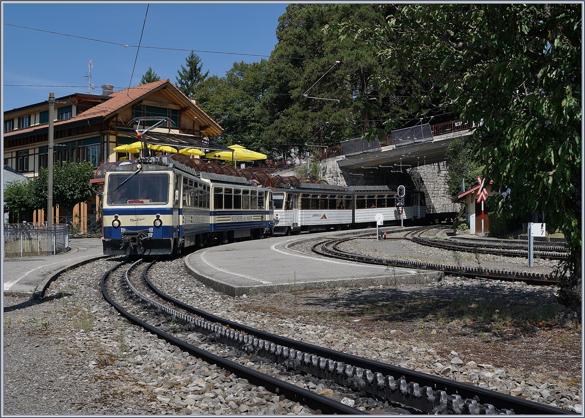 Die Rochers de Naye Triebwagen Bhe 4/8 301 und 305 auf Talfahrt bei der Ankunft in Glion.
2. Aug. 2017