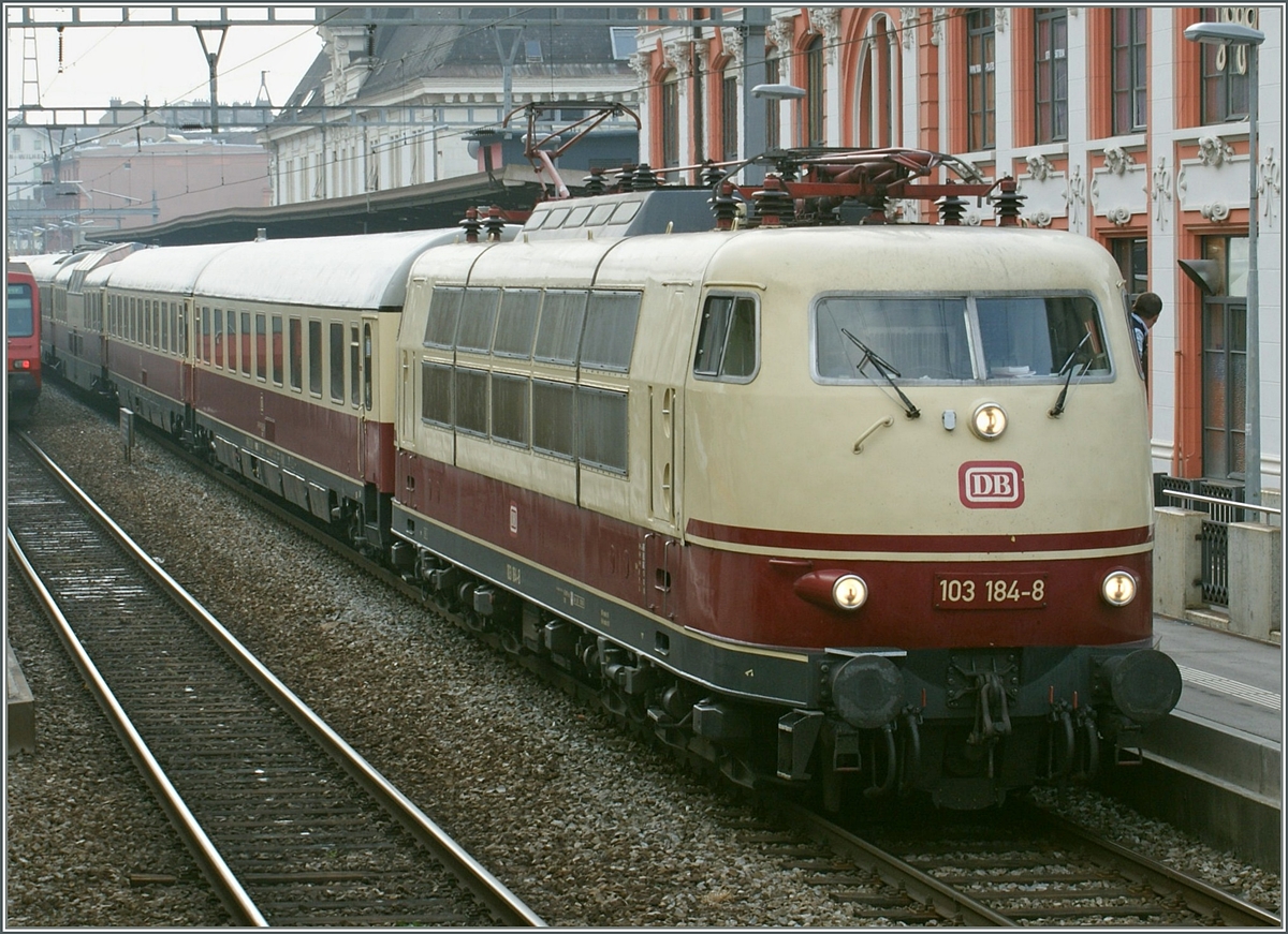 Die Rohnetalstrecke bzw. Simplonzufahrt (Frankreich) - Vallorbe/Geneve - Lausanne - Brig - (Italien) war schon immer nobelen Z�ge befahren worden, wie z.B Simplon Orient Express oder TEE Cisalpino (Milano - Paris) und Lemano Milano - Genf). 
Und f�gt sich die Extafahrt des  TEE-Rheingold  mit der formsch�nen DB 103 184-8 perfekt in die Reihe der edlen Z�ge, insbesondere der Halt im mod�nen Montreux. 
12. Okt. 2008