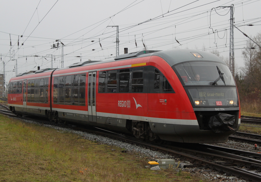 die rollende Brüllmücke als RB 12 von Rostock Hbf nach Graal-Müritz bei der Bereitstellung im Rostocker Hbf.30.10.2018