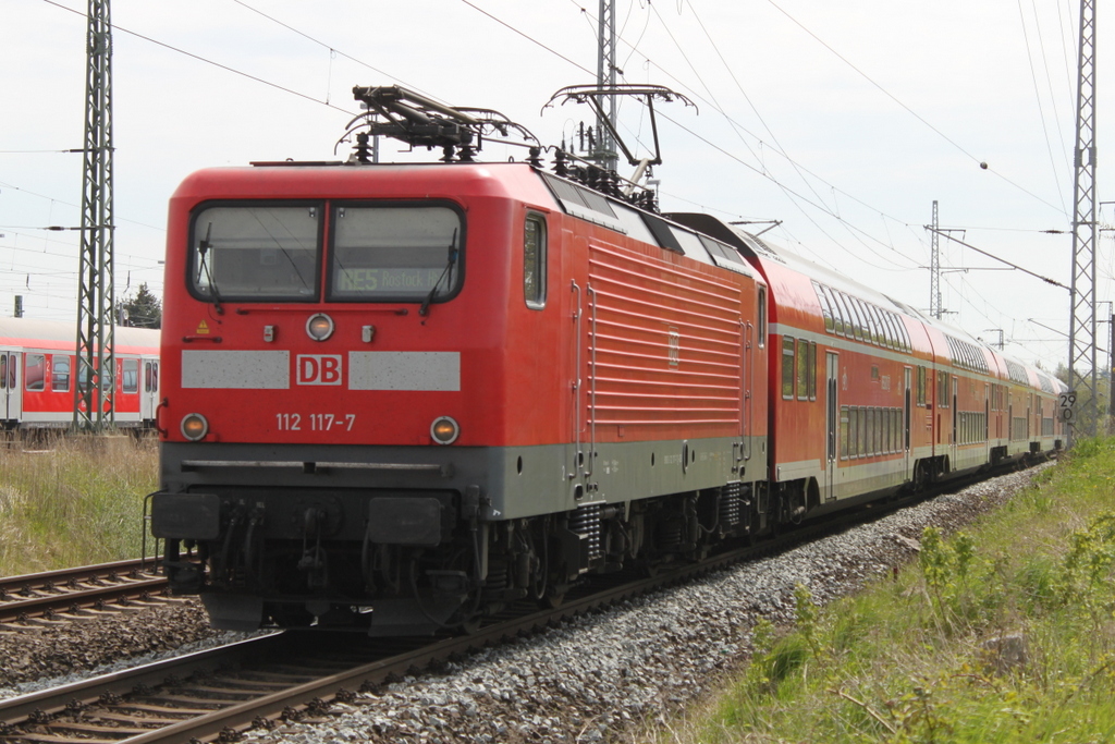 Die Rostocker 112 117-7 mit RE 4356 von Oranienburg nach Rostock Hbf bei der Einfahrt im Rostocker Hbf.12.05.2017