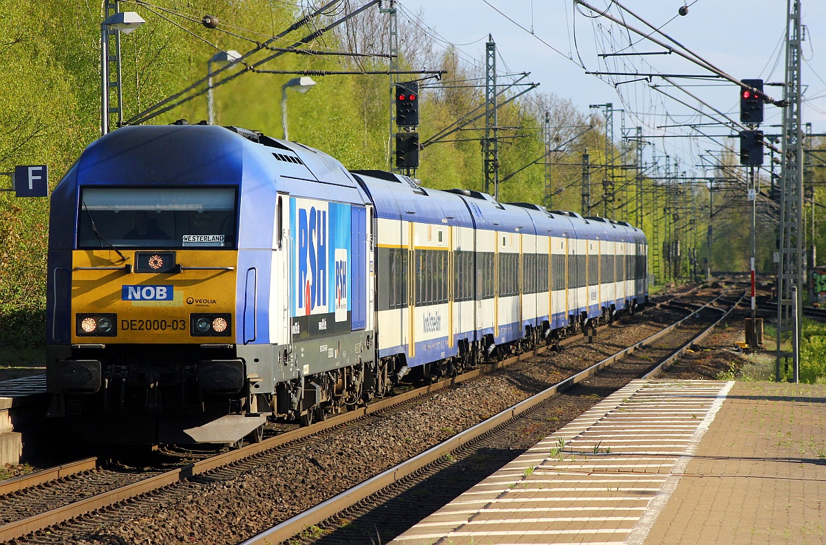 Die  RSH Lok  der NOB auch bekannt als 1223 055-5 oder DE2000-03 hat hier Einfahrt mit der NOB nach Westerland in den Bhf Elmshorn. 02.05.2015