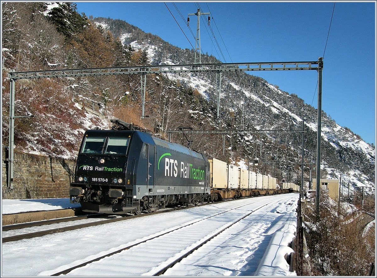 Die RTS Re 185 570-9 mit ihrem Rexwal-Zug bei der Durchfahrt in Hohtenn.
17. Nov. 2007