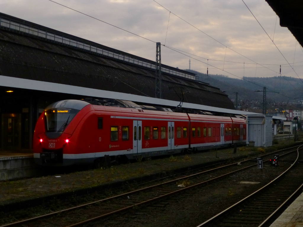 Die S5 ist am Morgen des 13.12.16 gerade aus Dortmund in Hagen angekommen. Bereits umgeschildert wartet 1440 309 jetzt auf die Abfahrt zurück nach Dortmund.