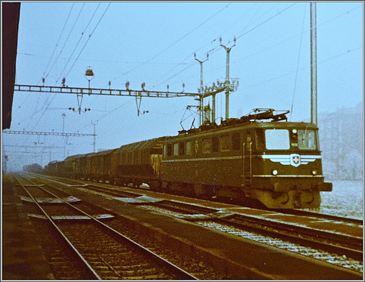 Die SBB Ae 6/6 11414  Kanton BERN  in Dottikon-Dintikon.

Analogbild vom Jan. 1983  