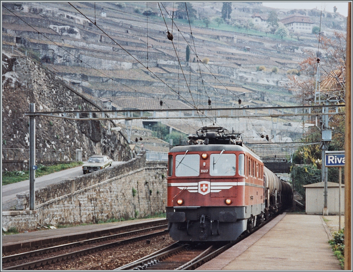 Die SBB Ae 6/6 11417 erreicht mit einem Güterzug den Bahnhof von Rivaz. 

Analogbild vom April 1995