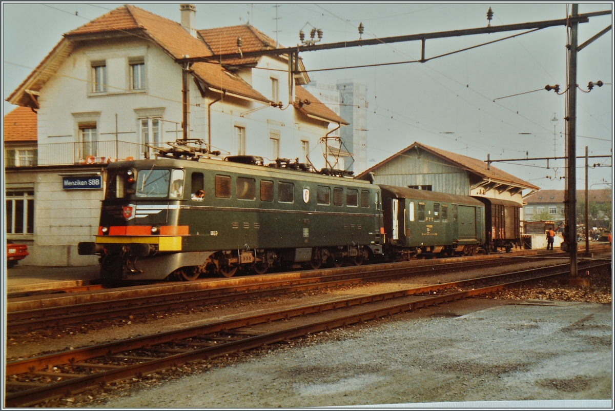 Die SBB Ae 6/6  Kt. Basel  ist mit einem kurzen Güterzug Richtung Beromünster in Menziken SBB unterwegs.
15. Mai 1984
