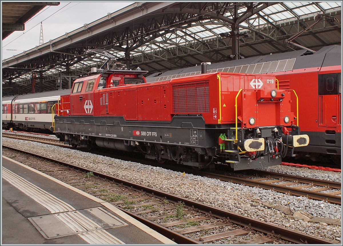 Die SBB Aem 940 019 (Aem 91 85 4 940 019-3 CH-SBBI) wartet in Lausanne auf Gleis 2 auf die baldige  Weiterfahrt. 

20. Januar 2022