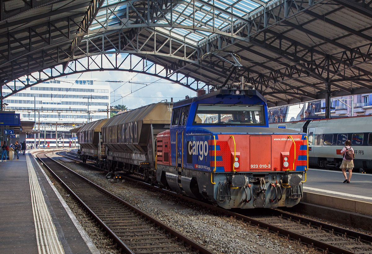 
Die SBB Cargo Eem 923 010-3  Suhrerchopf  (Eem 97 85 1 923 010-3 CH-SBB C) fhrt am 18.05.2018 mit zwei Schttgutwagen durch den Bahnhof Lausanne.

Die Zweifrequenz-Hybridlokomotive BUTLER wurde 2012 von Stadler Winterthur unter der Fabriknummer  L-11000/010 gebaut. 
