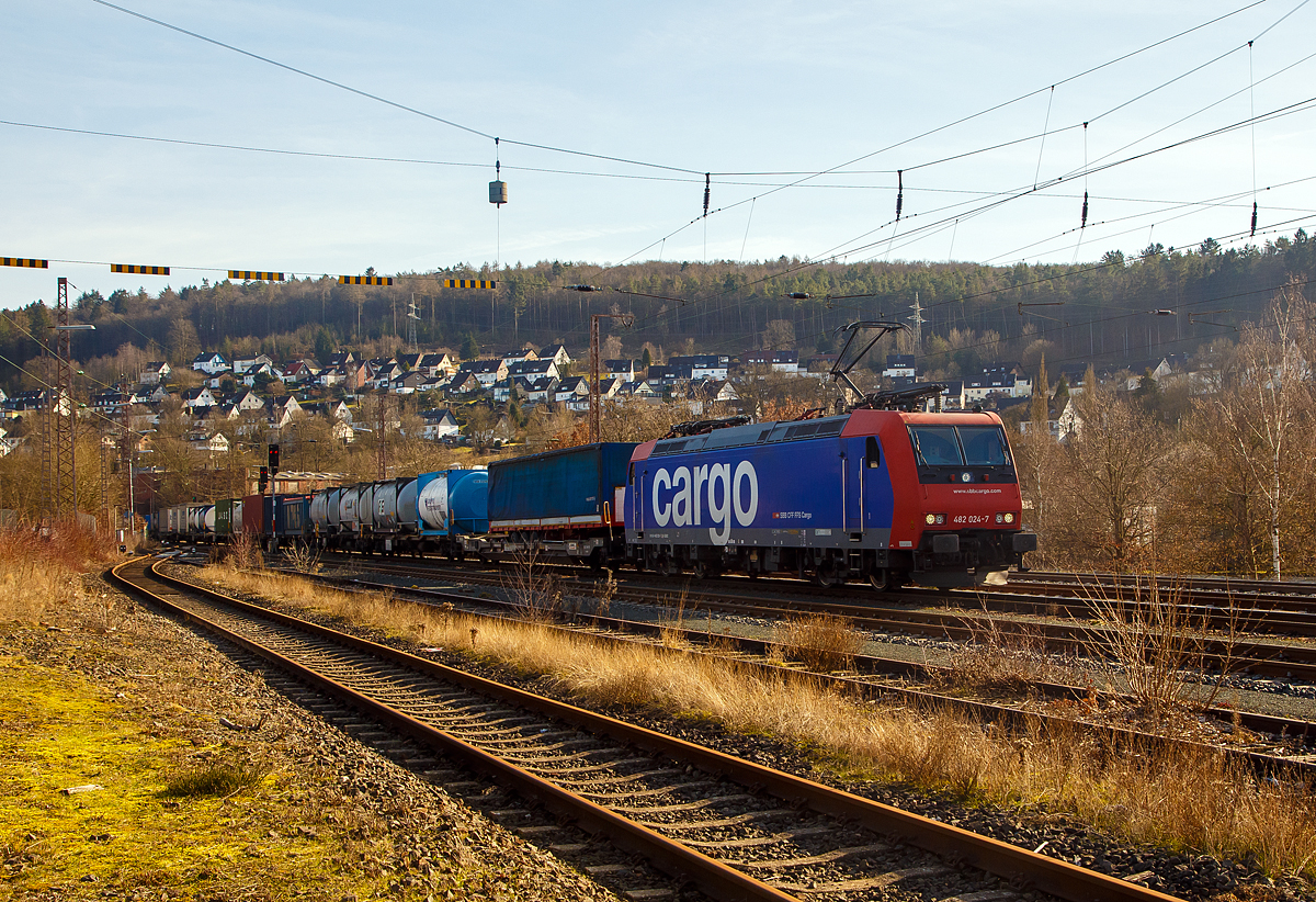 Die SBB Cargo Re 482 024-7 (91 85 4482 024-7 CH-SBBC) fährt am 20.02.2021 mit einem KLV-Zug durch Siegen (Kaan-Marienborn) in Richtung Norden bzw. Giersbergtunnel. Nochmal einen lieben Gruß an den netten Lokführer zurück.

Die TRAXX F140 AC1 wurde 2003 von Bombardier in Kassel unter der Fabriknummer 33590 gebaut und an die SBB Cargo AG geliefert. Sie hat die Zulassungen und Zugbeeinflussungssysteme für die Schweiz und Deutschland.
