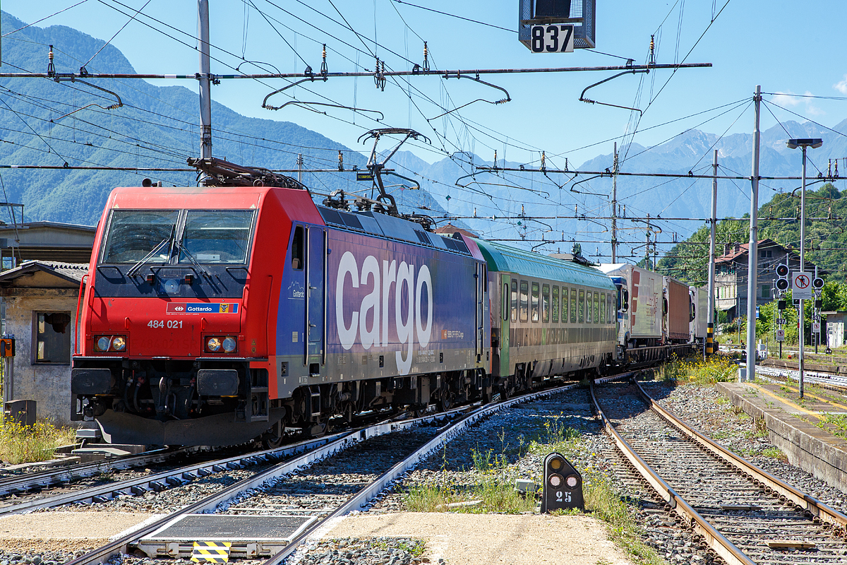 
Die SBB Cargo Re 484 021  Gotthardo  (91 85 4 484 021-1 CH-SBBC / 91 83 2 484 021-7 I-SBBC) kommt am 22.06.2016 mit einem Ralpin-Zug (Rola-Zug) im Bahnhof Domodossola aus Richtung Süden an. Im Domodossola wird sie dann von einer BLS Re 485 (Traxx F140 AC1) abgelöst und den Zug dann, via dem Simplon-Tunnel nach Freiburg im Breisgau bringt.

Die TRAXX F140 MS2 wurde 2006 von Bombardier in Kassel unter der Fabriknummer 34297 gebaut. Sie hat die Zulassung und Zugsicherung für die Schweiz und Italien.
