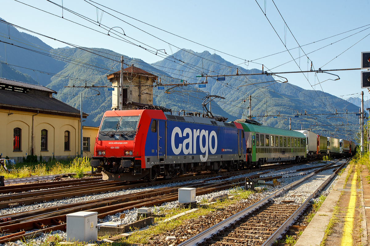 Die SBB Cargo Re 484 020 / E 484.020 SR (91 85 4 484 023-3 CH-SBBC) kommt am 03.08.2019 mit einem RAlpin-ROLA-Zug aus Novara in Domodossola an. Im Domodossola wird sie dann von zwei BLS Re 485 (Traxx F140 AC1) abgel�st, die den Zug dann, via Simplon-Tunnel nach Freiburg im Breisgau bringen.

Die TRAXX F140 MS2 wurde 2006 von Bombardier in Kassel unter der Fabriknummer 34296 gebaut. Sie hat die Zulassung und Zugsicherung f�r die Schweiz und Italien.
