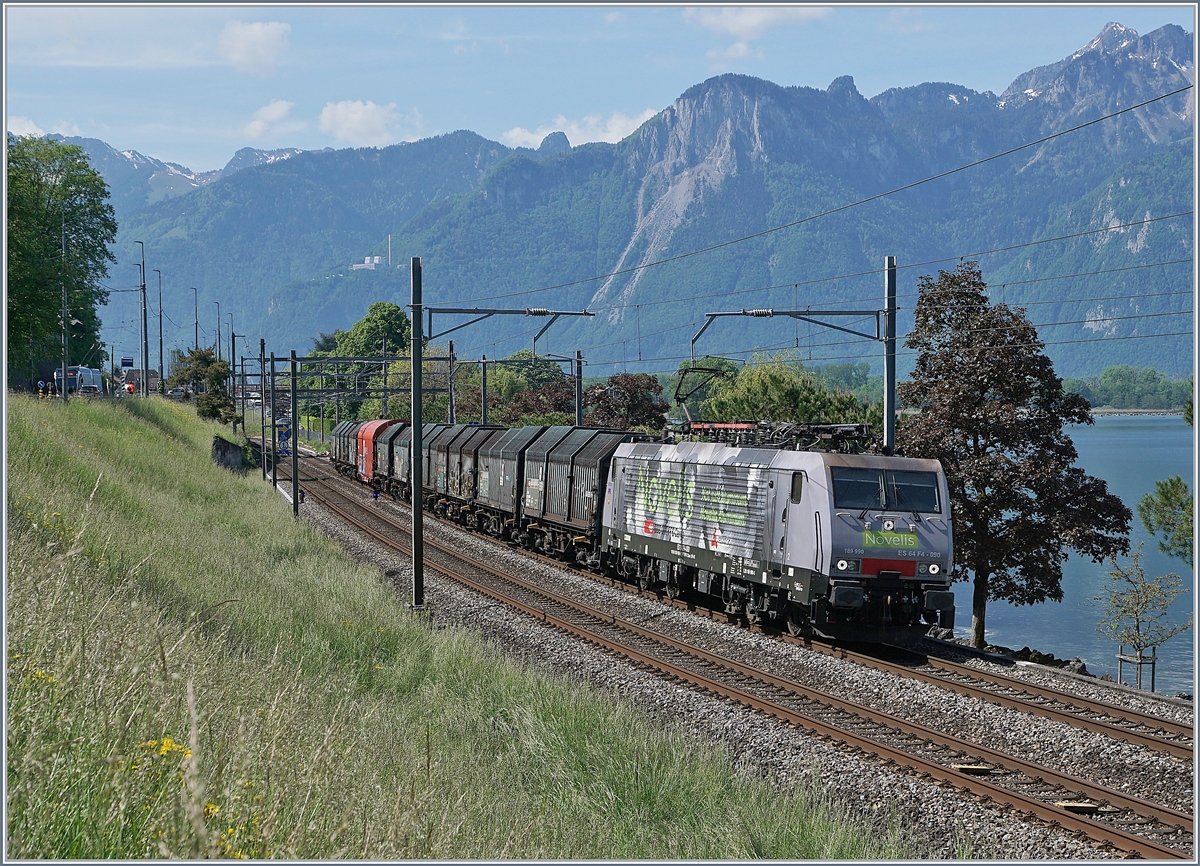 Die SBB NOVELIS  Re  189 990-5  Göttingen  (ES 64-F4-90 / UIC 91 80 6189 990-5 D-Dispo Classe 189VE) fährt mit ihrem relativ kurzen Novelis Zug auf dem Weg von Sierre nach Göttingen kurz nach Villeneuve dem Genfer See entlang.

Wie neulich festgestellte und heute fotografiert (siehe folgendes Bild) wurde die schöne Lok durch eine simple DB 185 abgelöst. Immerhin, eine DB 185 am Genfersee ist auch was besonderes. 

8. Mai 2020