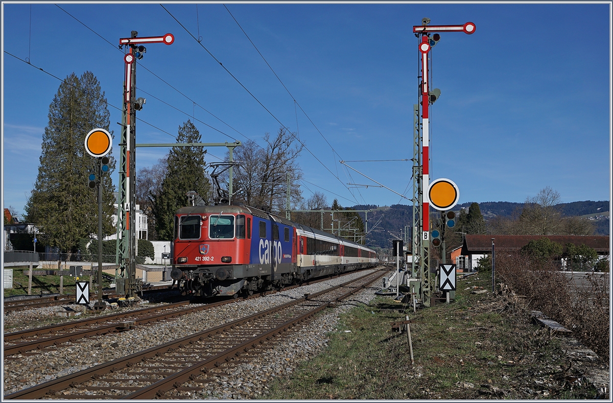 Die SBB Re 421 392-2 erreicht mit ihrem EC 195 von Zürich nach München in Kürze Lindau Hbf und passiert gerade die westlichen Einfahrsignale von Lindau Reutin.

16. März 2019 